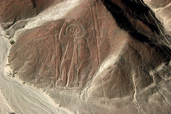 alien waving to planes on a Nazca Lines Tour
